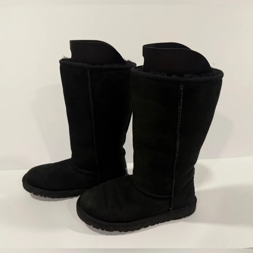UGG Classic II Tall Boots Big Girl Size 4 Black Fits Women’s 6 Suede Sheepskin